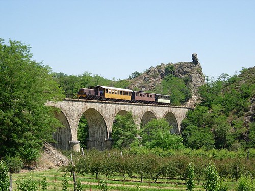 Locotracteur Y et train de voyageurs à Arlebosc • <a style="font-size:0.8em;" href="http://www.flickr.com/photos/86960250@N02/8259521220/" target="_blank">View on Flickr</a>