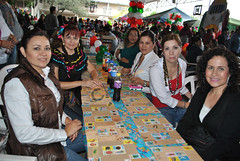 DSC_0407.JPG Mariela Valdéz, Gloria López, Yuyu de Montalvo, Diana Quintana y Claudia Torres jugaron a la Lotería.