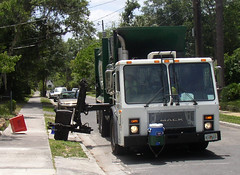 Anglų lietuvių žodynas. Žodis garbage truck reiškia šiukšliavežis lietuviškai.