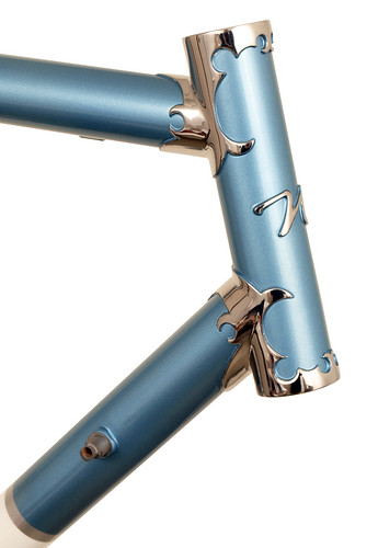 <p>Head tube shot of 22-Series Artisan frame with stainless steel, full polish Newvex head lugs and English Blue (metallic) finish with white panels and silver strips.  1&quot; steerer only.  <br/></p>