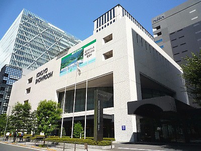 コクヨ東京オフィスとショールーム、後ろに...