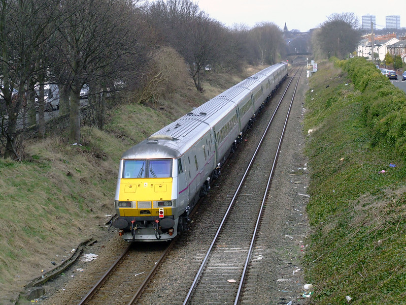 2013-03-24 @ Sunderland: 1S07 0937 Doncaster-Edinburgh: Mk4 DVT no. 82207 (hauled by Class 67 no. 67024, with Class 91 no. 91119 dead in tow) [DSCF8373]<br/>© <a href="https://flickr.com/people/66289212@N07" target="_blank" rel="nofollow">66289212@N07</a> (<a href="https://flickr.com/photo.gne?id=8585018275" target="_blank" rel="nofollow">Flickr</a>)