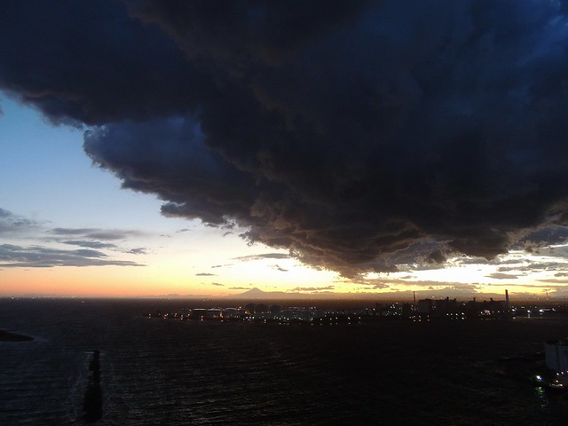 昨日4/7の夕方、恐ろしく真っ黒な雲の塊...