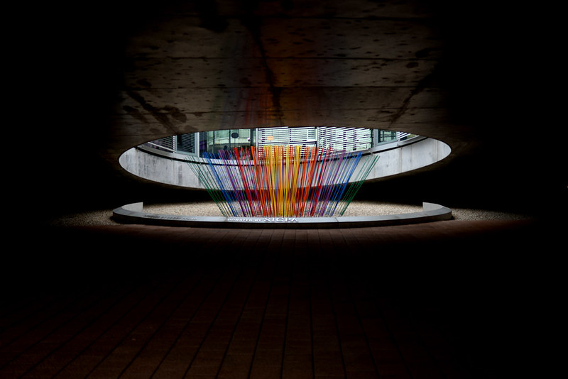 Suisse Lausanne Rolex Learning Center EPFL rainbow sticks - atana studio<br/>© <a href="https://flickr.com/people/27111862@N06" target="_blank" rel="nofollow">27111862@N06</a> (<a href="https://flickr.com/photo.gne?id=28897258352" target="_blank" rel="nofollow">Flickr</a>)