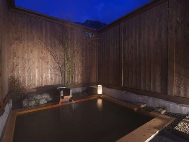この旅館には、日帰りでも利用できる大型温泉施設が隣接してい。｜穂高荘山がの湯