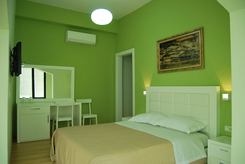 Hotel  White City    Berat<br/>© <a href="https://flickr.com/people/50891029@N06" target="_blank" rel="nofollow">50891029@N06</a> (<a href="https://flickr.com/photo.gne?id=7982142223" target="_blank" rel="nofollow">Flickr</a>)