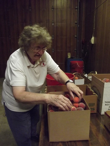 Hilda Biersdorfer packs peaches