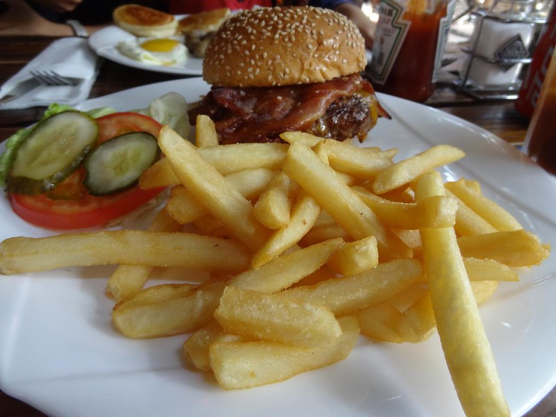 Fries and Bacon Cheese Burger @City Bull, Laowaijie, Homgmeilu, Shnaghai<br/>© <a href="https://flickr.com/people/78797573@N00" target="_blank" rel="nofollow">78797573@N00</a> (<a href="https://flickr.com/photo.gne?id=8062310093" target="_blank" rel="nofollow">Flickr</a>)
