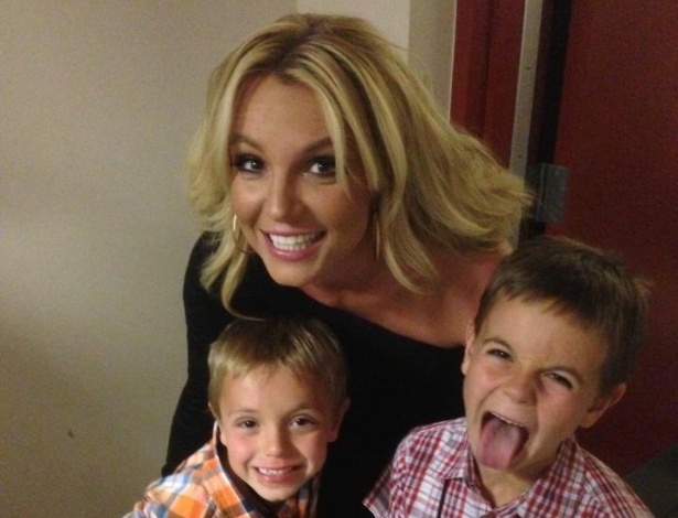 Britney Spears cai em pegadinha armada pelos filhos; assista