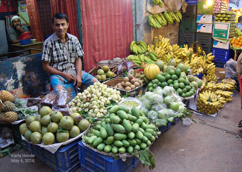 Fruit seller, Town Hall Bazar, Dhaka, Bangladesh.<br/>© <a href="https://flickr.com/people/127250783@N07" target="_blank" rel="nofollow">127250783@N07</a> (<a href="https://flickr.com/photo.gne?id=29751294755" target="_blank" rel="nofollow">Flickr</a>)