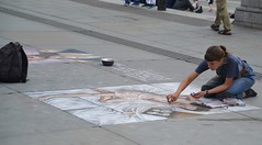 Anglų lietuvių žodynas. Žodis pavement-artist reiškia n gatvės dailininkas (piešiantis ant šaligatvio pragyvenimui užsidirbti) lietuviškai.