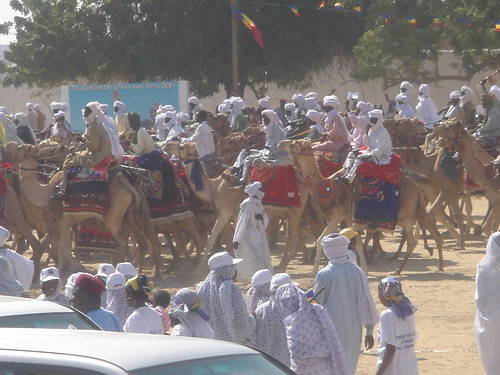 Parade de fête au Nord du Tchad • <a style="font-size:0.8em;" href="http://www.flickr.com/photos/60886266@N02/8102249126/" target="_blank">View on Flickr</a>