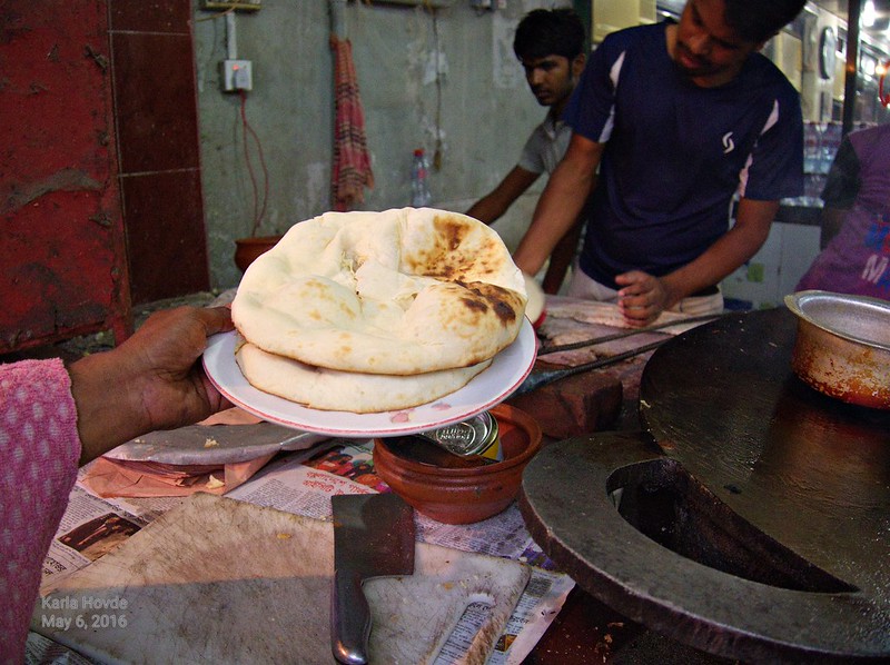 The making of naan<br/>© <a href="https://flickr.com/people/127250783@N07" target="_blank" rel="nofollow">127250783@N07</a> (<a href="https://flickr.com/photo.gne?id=29669415241" target="_blank" rel="nofollow">Flickr</a>)