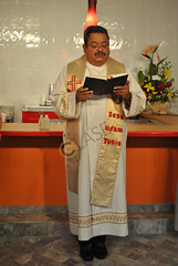 DSC_0169.JPG El Párroco Gilberto Vázquez dando lectura a algunos versículos de la biblia.