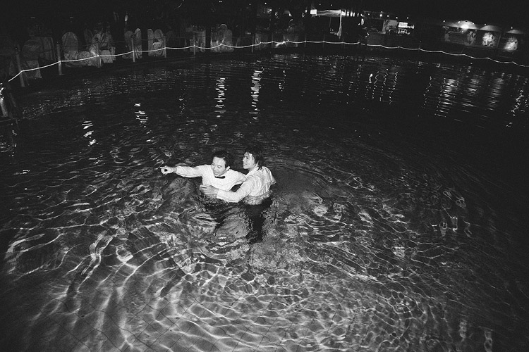 婚禮攝影-丟泳池