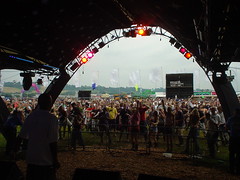 glastonbury2005 nice weather • <a style="font-size:0.8em;" href="http://www.flickr.com/photos/37867910@N00/8198702769/" target="_blank">View on Flickr</a>