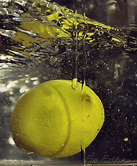 limón cayendo