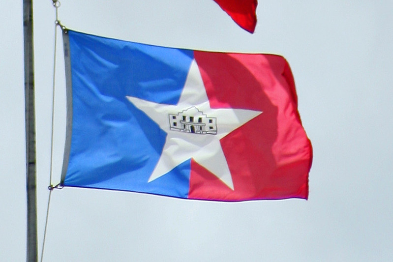 Flag of San Antonio<br/>© <a href="https://flickr.com/people/9468271@N04" target="_blank" rel="nofollow">9468271@N04</a> (<a href="https://flickr.com/photo.gne?id=29740663530" target="_blank" rel="nofollow">Flickr</a>)