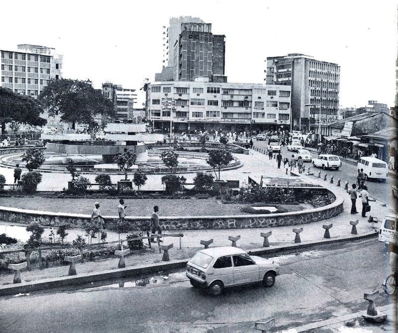 Guide to Lagos 1975 039 tinubu square<br/>© <a href="https://flickr.com/people/30616942@N00" target="_blank" rel="nofollow">30616942@N00</a> (<a href="https://flickr.com/photo.gne?id=8487634369" target="_blank" rel="nofollow">Flickr</a>)