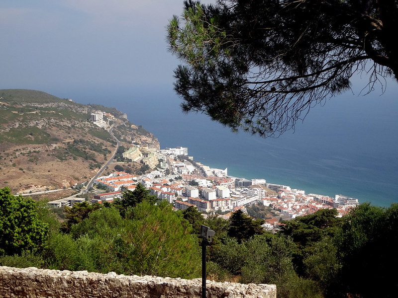 View from Sesimbra´s Castle, Portugal<br/>© <a href="https://flickr.com/people/38795342@N06" target="_blank" rel="nofollow">38795342@N06</a> (<a href="https://flickr.com/photo.gne?id=8624250881" target="_blank" rel="nofollow">Flickr</a>)