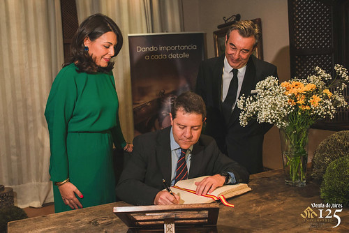 El Presidente Emiliano García Page firmando el libro de honor del restaurante más antiguo de Castilla-La Mancha. Venta de Aires.