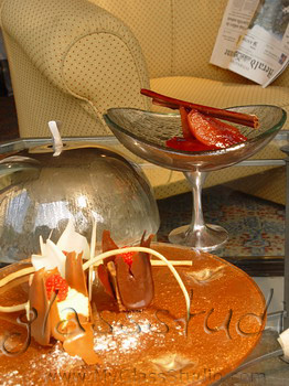 glass_cake_plate_dessert_stand_with_dome