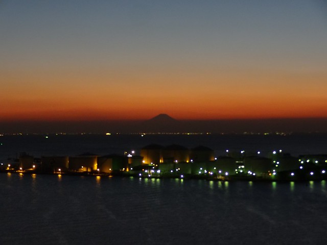 夕暮れどきの富士山