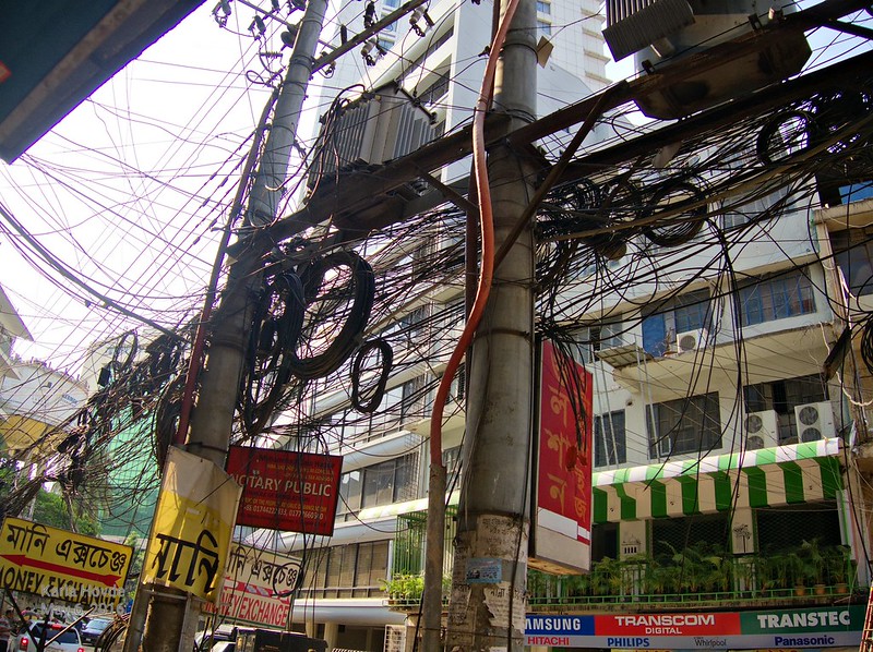 Electricity wires in Dhaka, Bangladesh<br/>© <a href="https://flickr.com/people/127250783@N07" target="_blank" rel="nofollow">127250783@N07</a> (<a href="https://flickr.com/photo.gne?id=29126340013" target="_blank" rel="nofollow">Flickr</a>)
