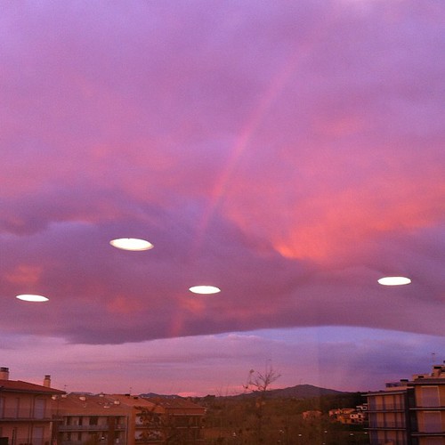 S’aproxima la fi del mon?? Ufo, ovnis??? by by onnoth, on Flickr