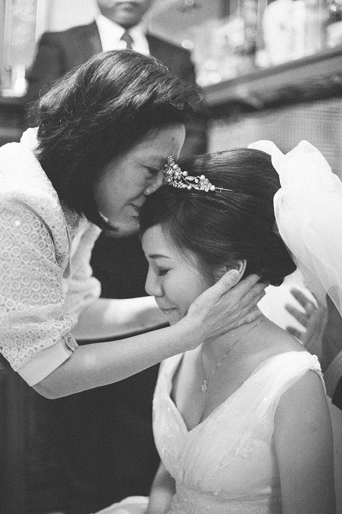 婚禮攝影-媽媽親吻新娘