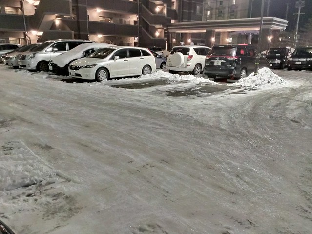 駐車場の雪、なかなか溶けませんね陽が当た...