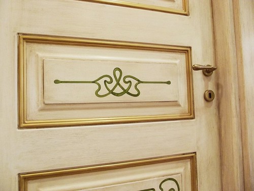 Particolare porta interna decorata a mano