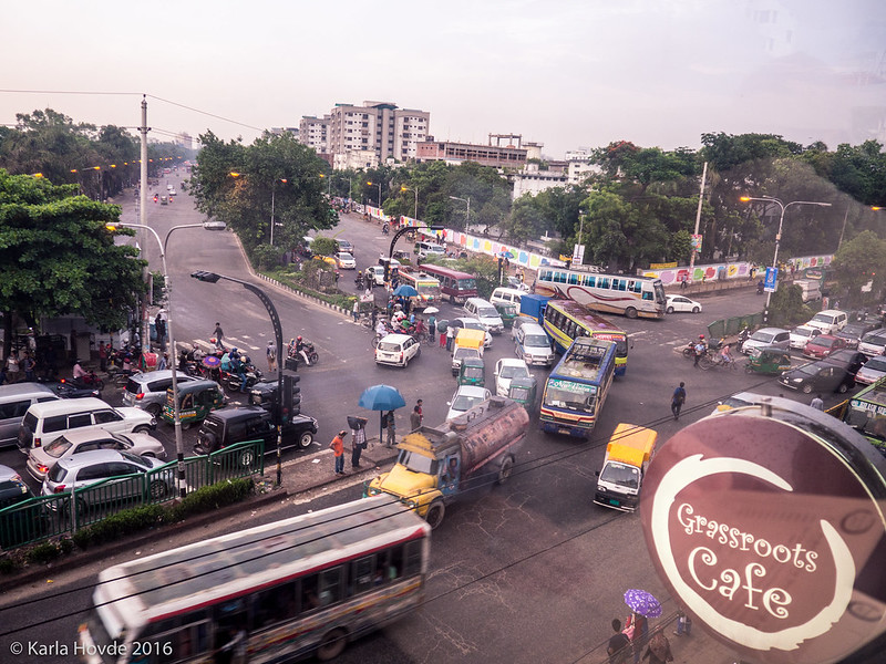 Dhaka Traffic<br/>© <a href="https://flickr.com/people/127250783@N07" target="_blank" rel="nofollow">127250783@N07</a> (<a href="https://flickr.com/photo.gne?id=29716022441" target="_blank" rel="nofollow">Flickr</a>)