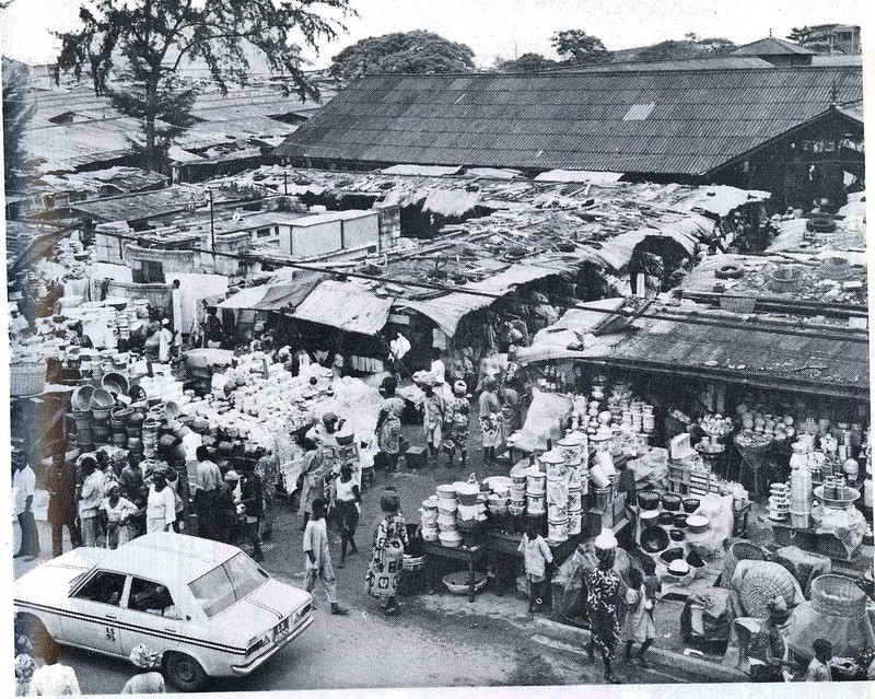 Guide to Lagos 1975 035 jankara market<br/>© <a href="https://flickr.com/people/30616942@N00" target="_blank" rel="nofollow">30616942@N00</a> (<a href="https://flickr.com/photo.gne?id=8488724936" target="_blank" rel="nofollow">Flickr</a>)