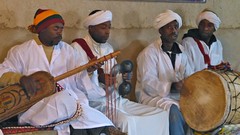 visitando los músicos de Mali • <a style="font-size:0.8em;" href="http://www.flickr.com/photos/92957341@N07/8457733019/" target="_blank">View on Flickr</a>