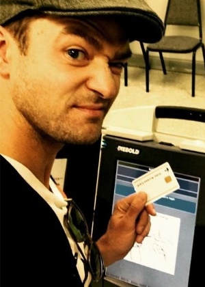 Não é só no Brasil: Timberlake faz selfie na urna ao votar e pode ser preso
