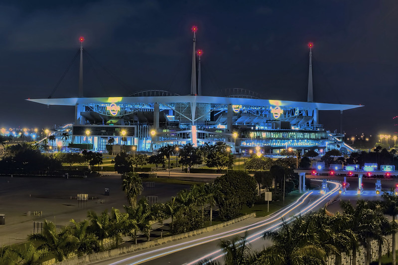 Hard Rock Stadium, 347 Don Shula Drive Miami Gardens, Florida, USA / Opened: August 16, 1987 / Architects: Populous (then HOK Sport) ; HOK (2016 renovation)<br/>© <a href="https://flickr.com/people/126251698@N03" target="_blank" rel="nofollow">126251698@N03</a> (<a href="https://flickr.com/photo.gne?id=30301875066" target="_blank" rel="nofollow">Flickr</a>)