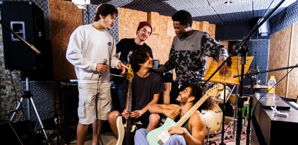 Com 6 horas diárias de aula, boyband de "Rock Story" fará show de verdade