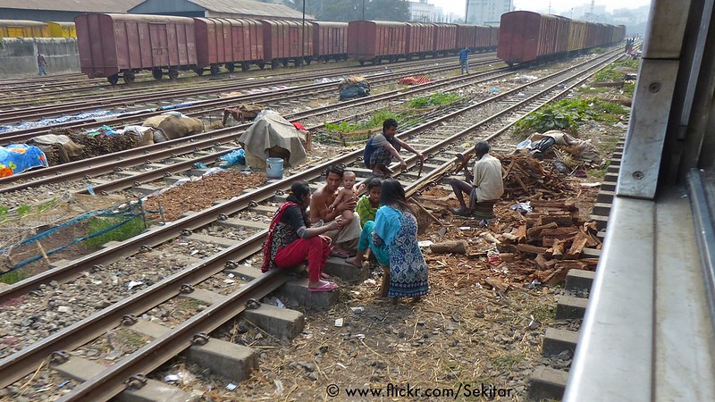 Family life near the railway tracks, seen from the moving train, Dhaka<br/>© <a href="https://flickr.com/people/48293483@N02" target="_blank" rel="nofollow">48293483@N02</a> (<a href="https://flickr.com/photo.gne?id=16048167344" target="_blank" rel="nofollow">Flickr</a>)
