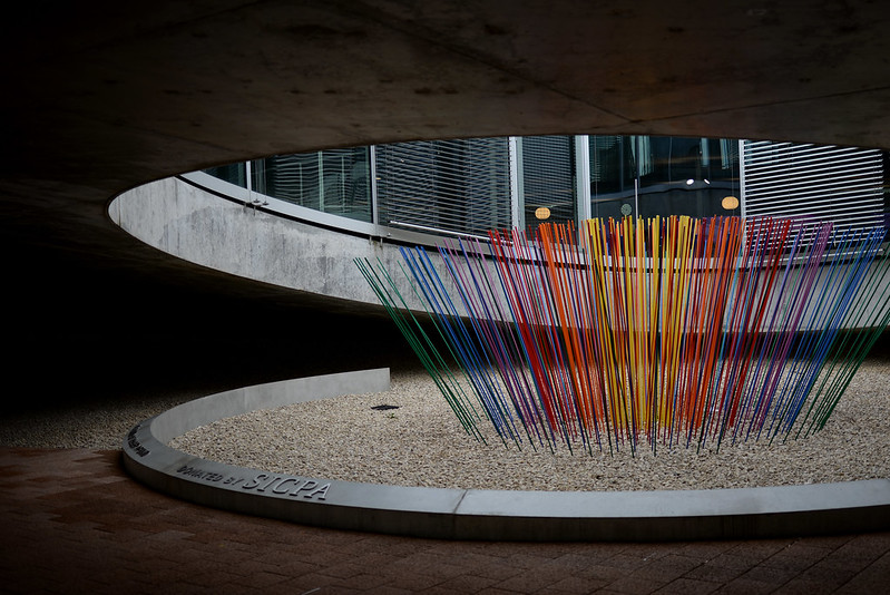 Suisse Lausanne Rolex Learning Center EPFL rainbow sticks - atana studio<br/>© <a href="https://flickr.com/people/27111862@N06" target="_blank" rel="nofollow">27111862@N06</a> (<a href="https://flickr.com/photo.gne?id=28716149830" target="_blank" rel="nofollow">Flickr</a>)
