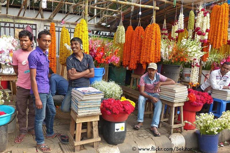 Flower shop around Dhaka National Museum<br/>© <a href="https://flickr.com/people/48293483@N02" target="_blank" rel="nofollow">48293483@N02</a> (<a href="https://flickr.com/photo.gne?id=16483077660" target="_blank" rel="nofollow">Flickr</a>)