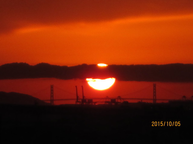 21階から見た明石海峡大橋に沈む夕陽です...