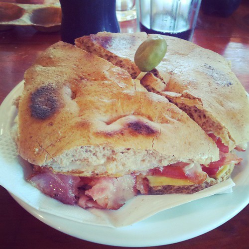 #sandwich #10 El Bosque (Panceta,  huevo frito,  pan tostado,  queso,  cebolla caramelizada y tomate)