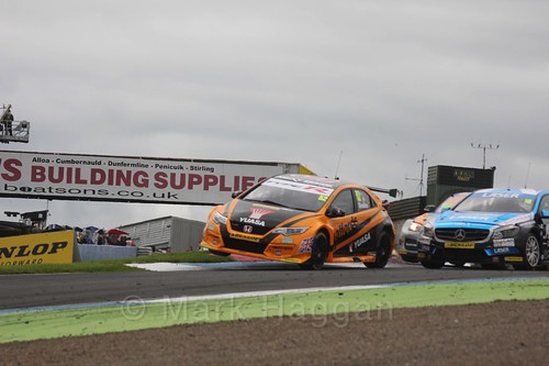 Gordon Shedden in race two during the BTCC weekend at Knockhill, August 2016