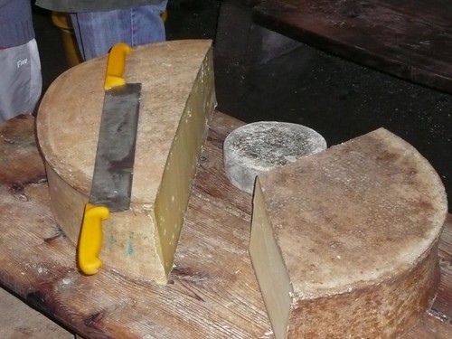 sitraEVE868997_311179_preparation-du-fromage-en-alpage-a-bourg-saint-maurice--p-y-odin---fondation-facim-2008-2