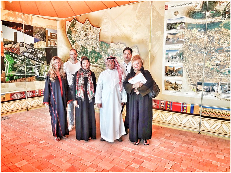 Hungarian Tourists posing with the Curator of Al Diriyah 'Open Museum'<br/>© <a href="https://flickr.com/people/128272548@N02" target="_blank" rel="nofollow">128272548@N02</a> (<a href="https://flickr.com/photo.gne?id=15900263007" target="_blank" rel="nofollow">Flickr</a>)