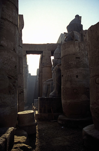 Ägypten 1999 (242) Tempel von Luxor: Kolossalstatue Ramses II. • <a style="font-size:0.8em;" href="http://www.flickr.com/photos/69570948@N04/28157329651/" target="_blank">Auf Flickr ansehen</a>