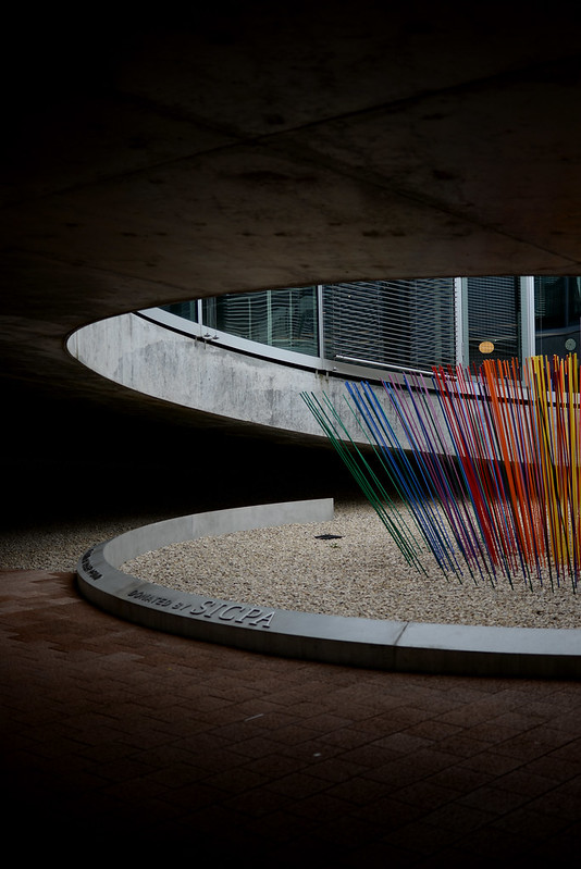 Suisse Lausanne Rolex Learning Center EPFL rainbow sticks - atana studio<br/>© <a href="https://flickr.com/people/27111862@N06" target="_blank" rel="nofollow">27111862@N06</a> (<a href="https://flickr.com/photo.gne?id=28969896266" target="_blank" rel="nofollow">Flickr</a>)