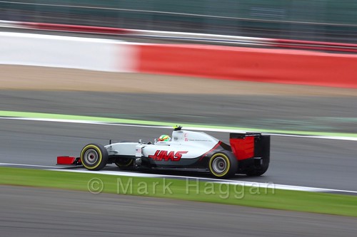 Esteban Gutierrez racing for Haas during qualifying for the 2016 British Grand Prix