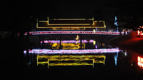 Art exhibition center at the night market (Chetra Chap, 2012).
